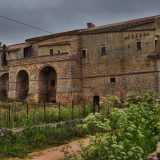 La facciata principale della Masseria Jesce: ci� che attira pi� l'attenzione � la presenza di tre massicci archi a tutto sesto, il primo dei quali a partire da sinistra costituisce l'entrata principale del complesso